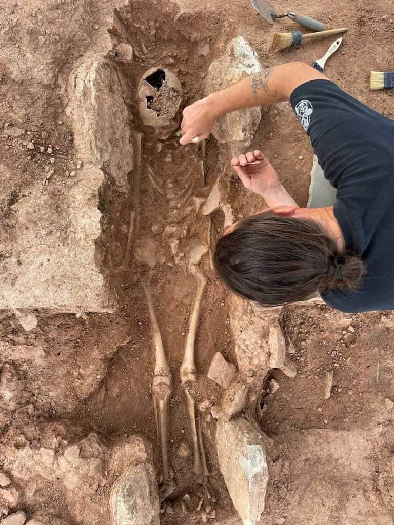 Archäologischer Fund Steingrab mit Skelett