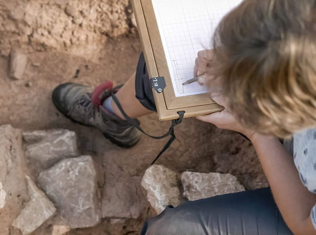 Archäologische Mitarbeiterin bei der Ausgrabung