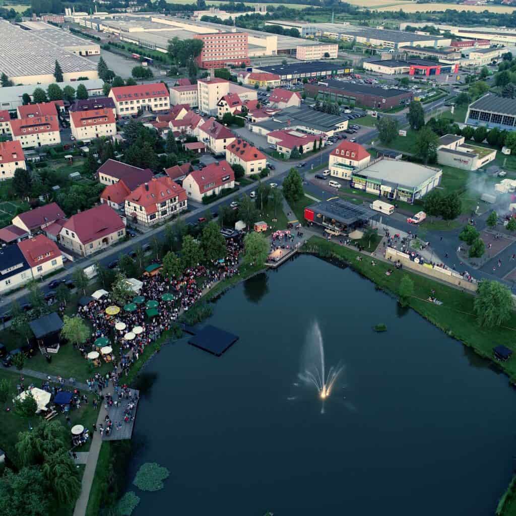Luftbild der Stadt Leinefelde-Worbis mit See und Menschen auf dem Stadtfest