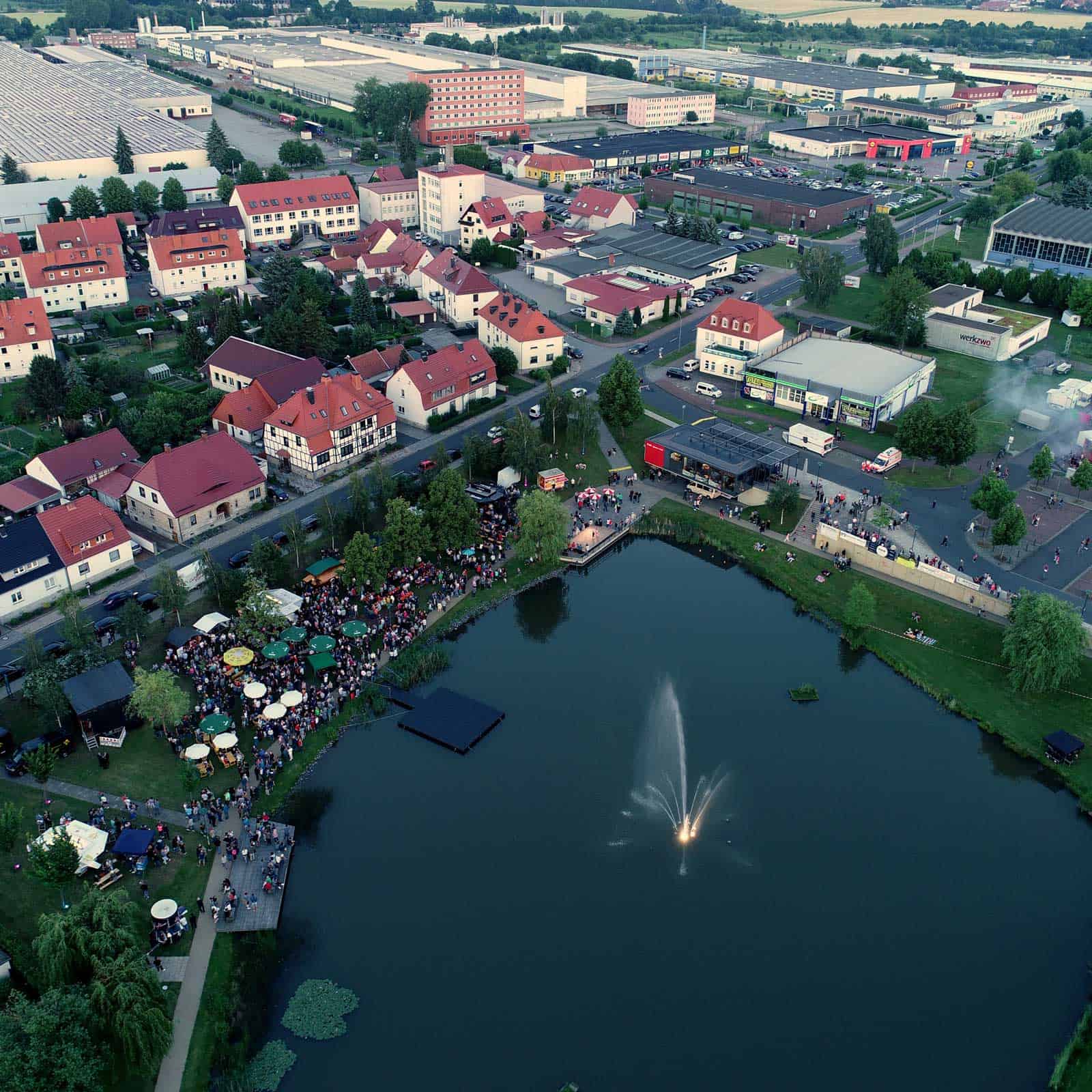 Luftbild der Stadt Leinefelde-Worbis mit See und Menschen auf dem Stadtfest
