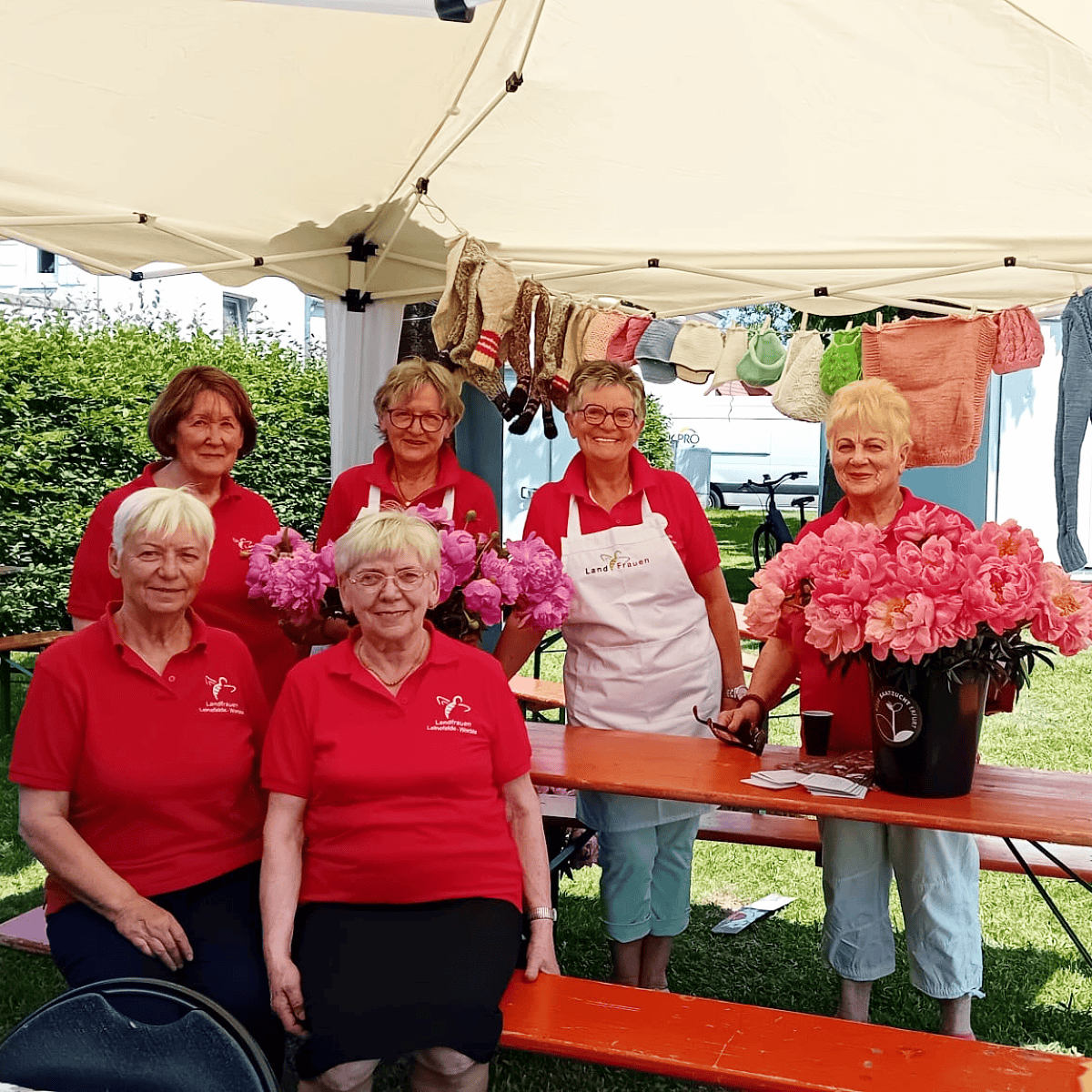 Vertreterinnen der Landfrauen mit Pfingstrosen beim Stadtfest Leinefelde