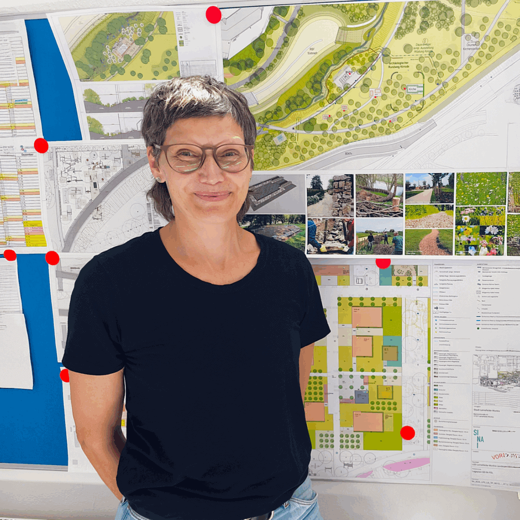 Beate Riese vor dem Plan des Landesgartenschau Geländes