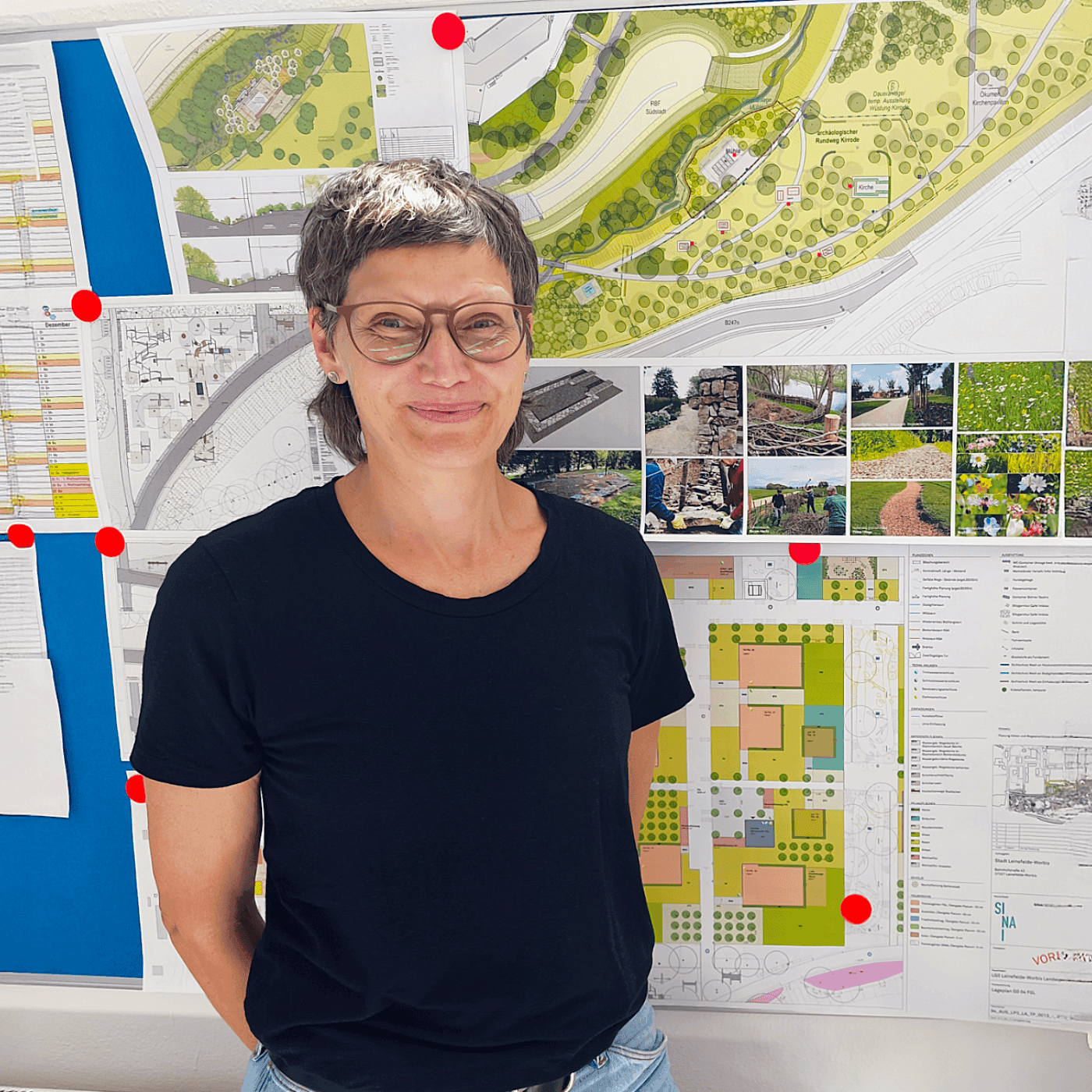 Beate Riese vor dem Plan des Landesgartenschau Geländes