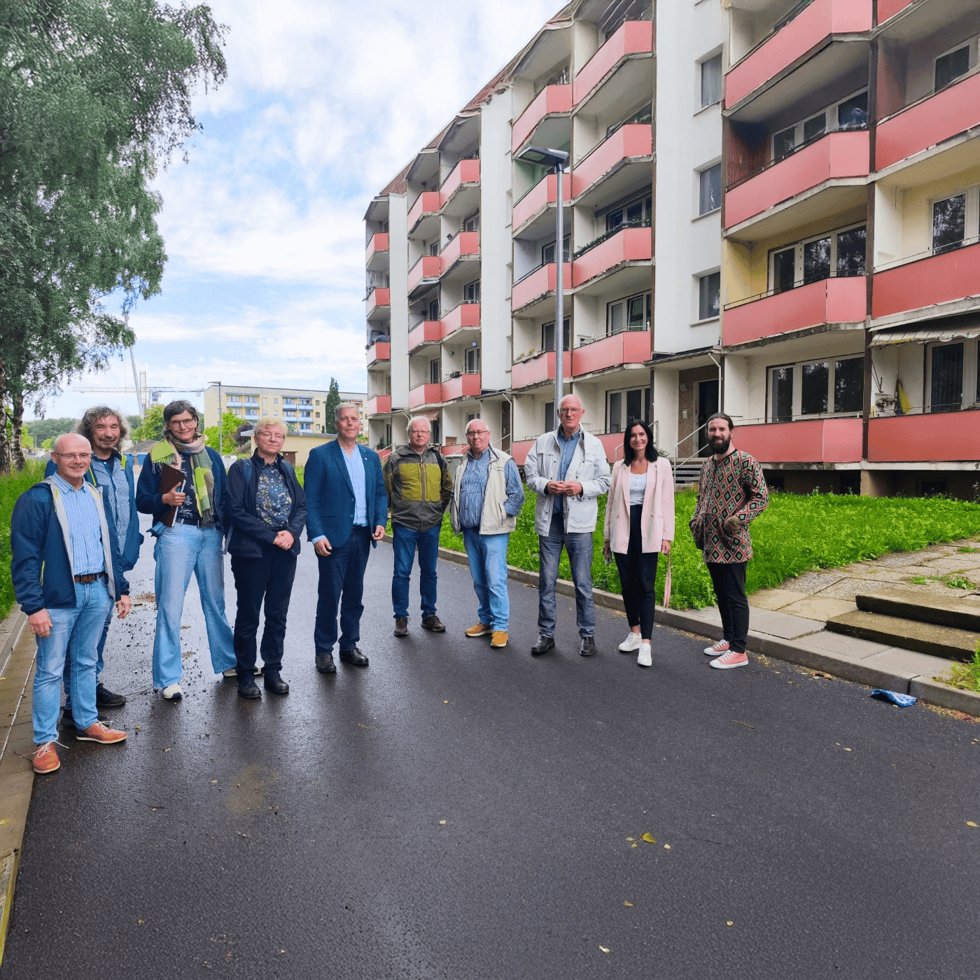 Der Gärtnerbeirat der Landesgartenschau vor dem Plattenbau in der Bachstraße
