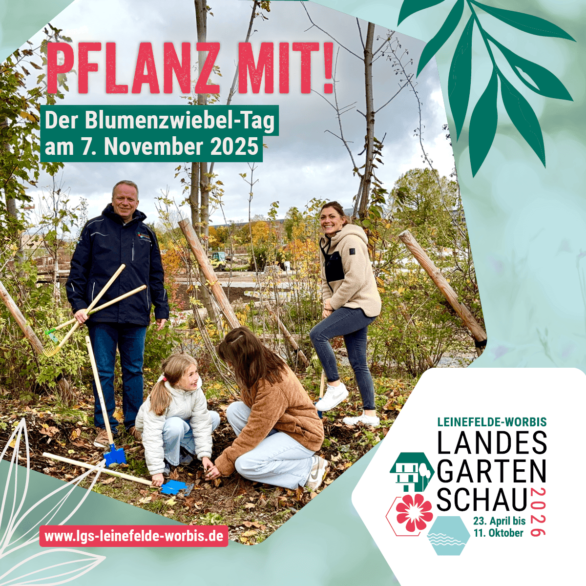 Eine Gruppe von Menschen steckt Blumenzwiebeln in die Erde