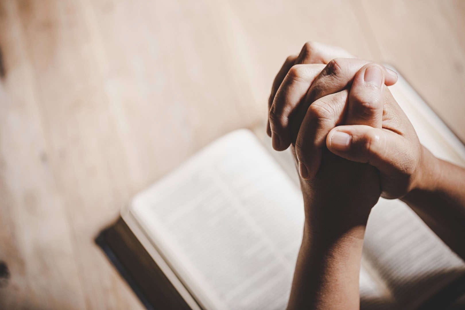 spirituality-religion-hands-folded-prayer-holy-bible-church-concept-faith (Groß)