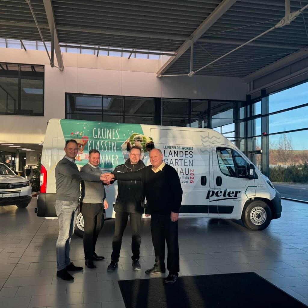 Autohaus Peter übergibt weiteres Fahrzeug an LGS-Team