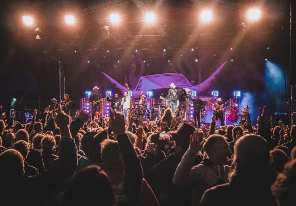 Auf der großen Bühne vor der Burg Scharfenstein geben sich alljährlich weltbekannte Künstler die Klinke in die Hand. The Boss Hoss sorgten 2024 für ein volles Festivalgelände.
