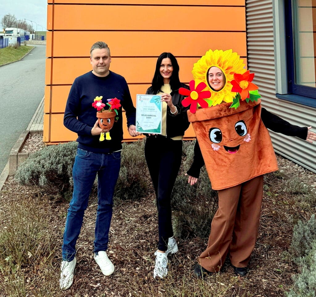 Daniel Simon von der Orlob GmbH mit einer handlichen Version des Maskottchens. Er bekam von LGS-Mitarbeiterin Anna Brandt die Sponsorenurkunde überreicht. Das Kostüm durfte Lea Schenk zum ersten Mal ausprobieren.