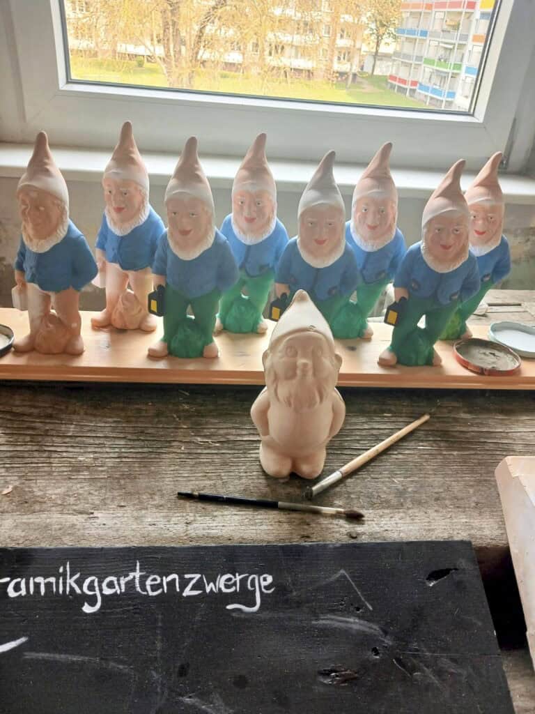 Kurioser Diebstahl im Blumenblock: Täter klauen Lehm-Zwerg