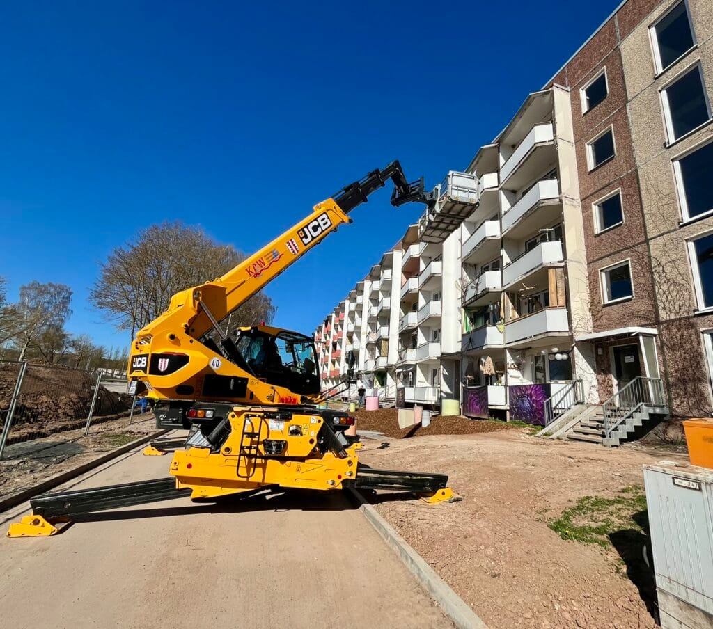 Teleskoplader bringt Exponate in den Blumenblock