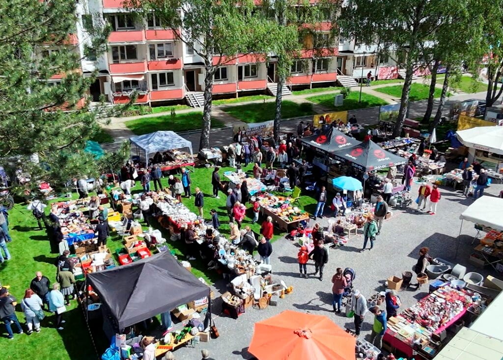 Schatzsuche vor dem Blumenblock begeistert Gäste