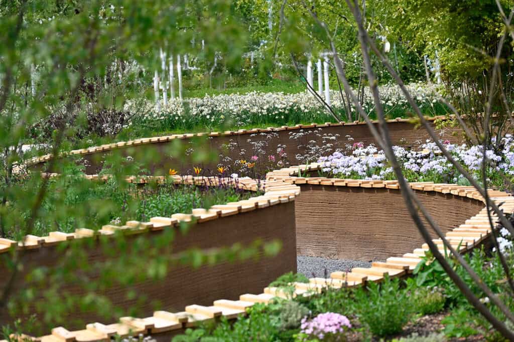 Lehmgarten im Blütenkleid