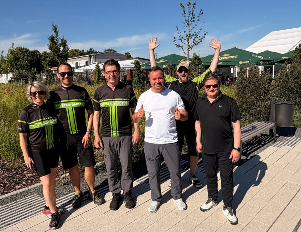 Stadtbürgermeister machen während ihrer Radtour Station auf der Landesgartenschau
