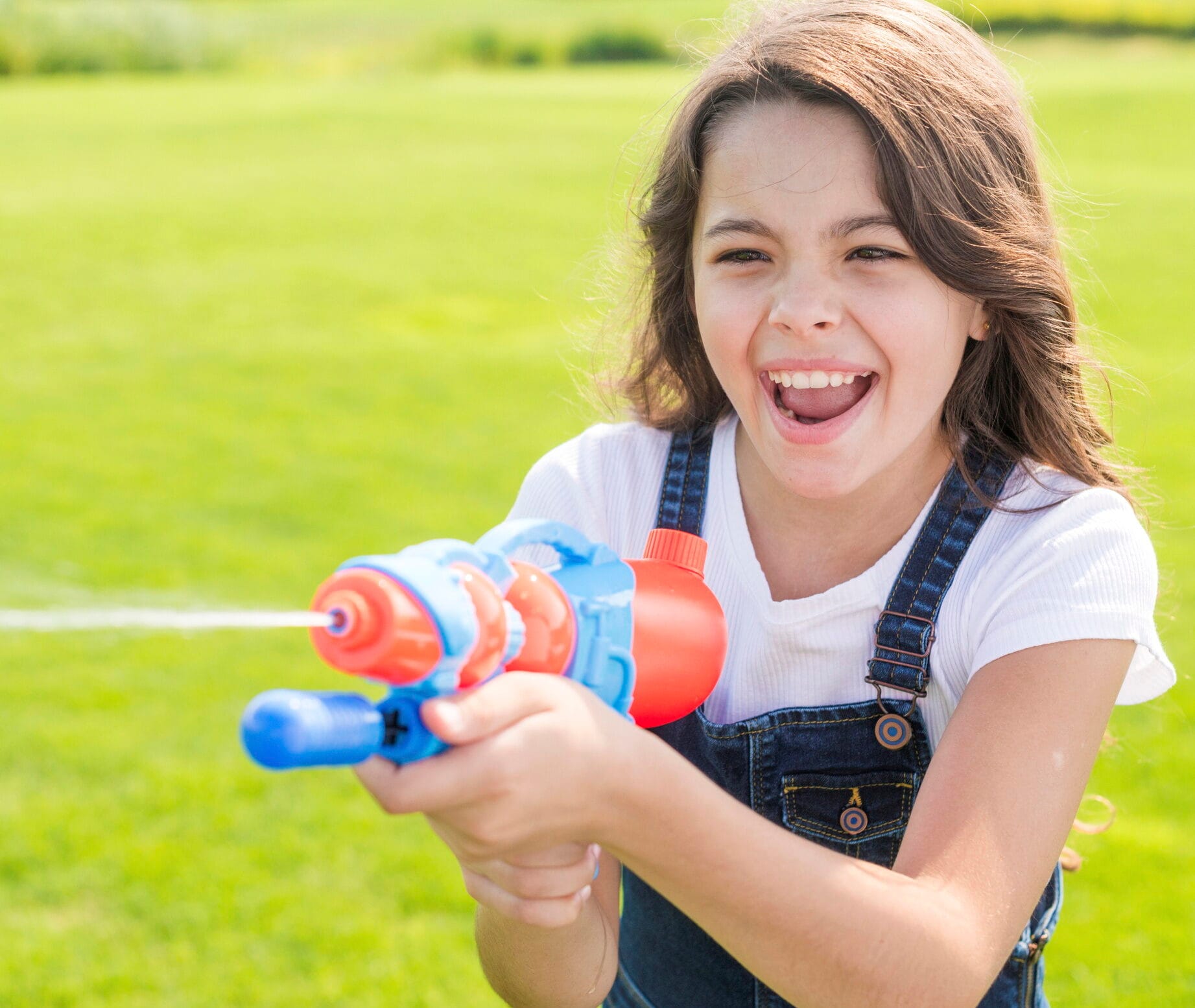 smiley-girl-playing-with-water-gun – Kopieren