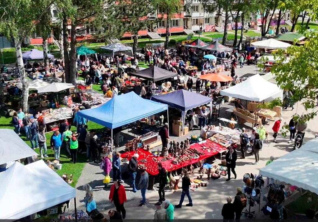 Antik- und Sammlermarkt lädt zum Stöbern vor dem Blumenblock ein